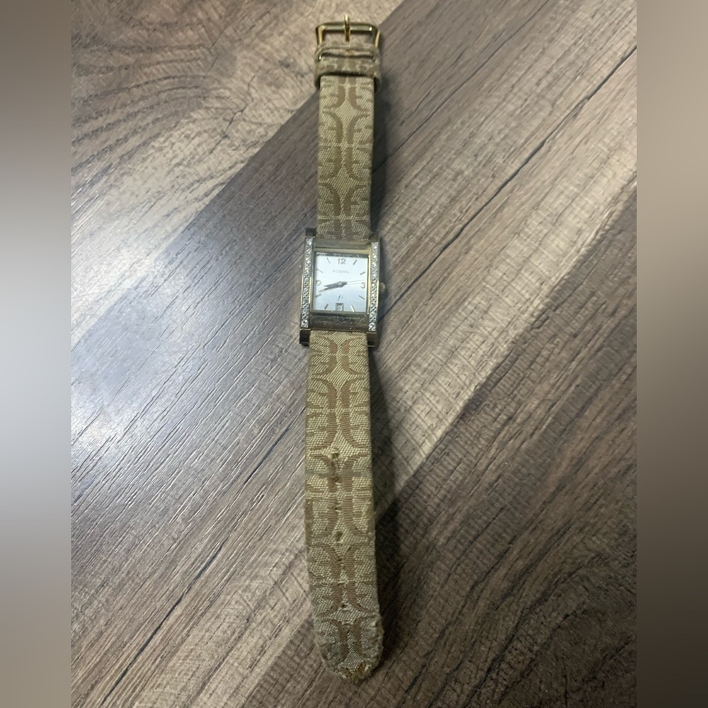 FOSSIL watch, needs battery. - Picture 2 of 5